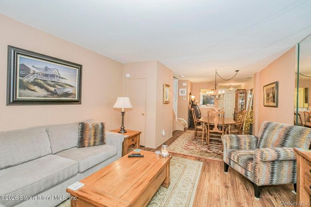 31 Stonegate Drive, Staten Island, NY 10304