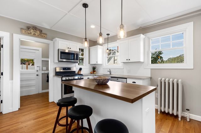 1 Sagamore St, Plymouth, MA 02360
