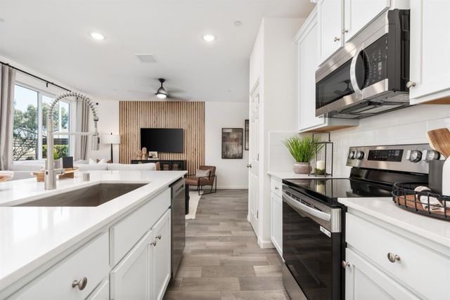 6589 E Clingstone Drive, Fresno, CA 93727