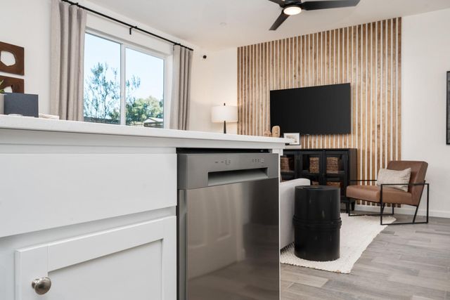 6589 E Clingstone Drive, Fresno, CA 93727