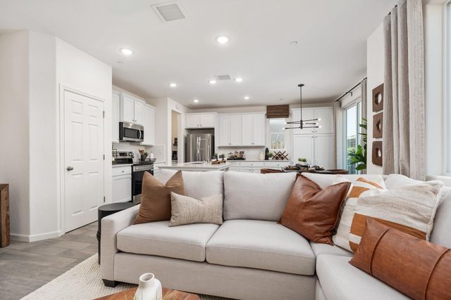 6589 E Clingstone Drive, Fresno, CA 93727