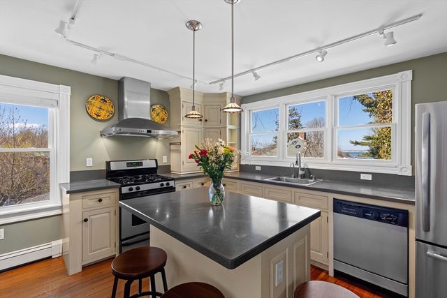 3 Massasoit St, Plymouth, MA 02360