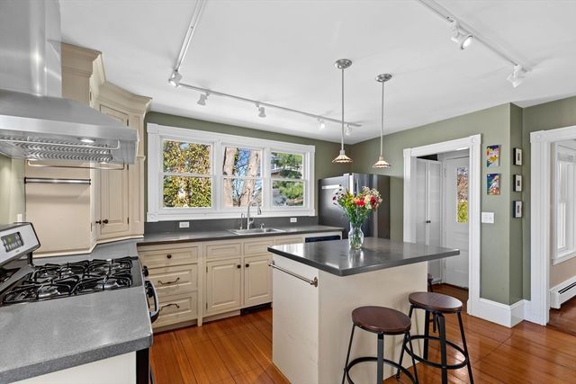 3 Massasoit St, Plymouth, MA 02360