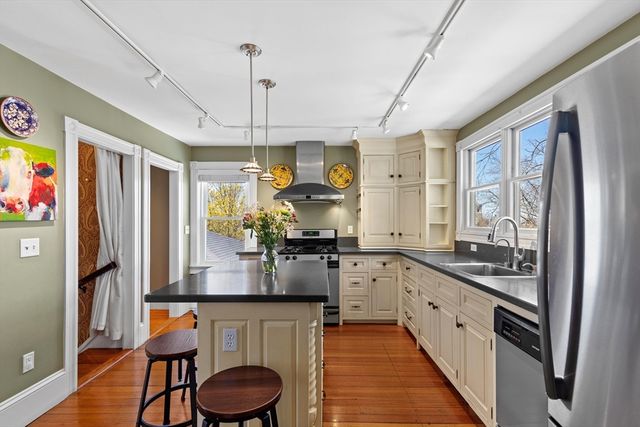 3 Massasoit St, Plymouth, MA 02360