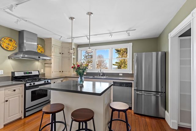 3 Massasoit St, Plymouth, MA 02360