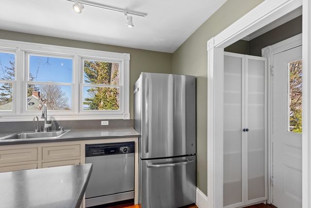 3 Massasoit St, Plymouth, MA 02360