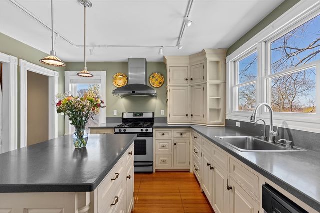3 Massasoit St, Plymouth, MA 02360