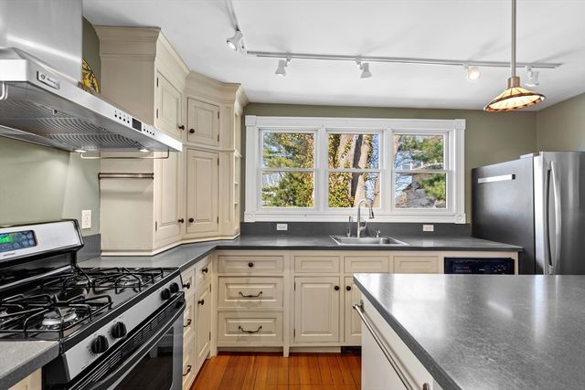 3 Massasoit St, Plymouth, MA 02360