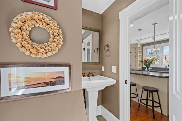 3 Massasoit St, Plymouth, MA 02360