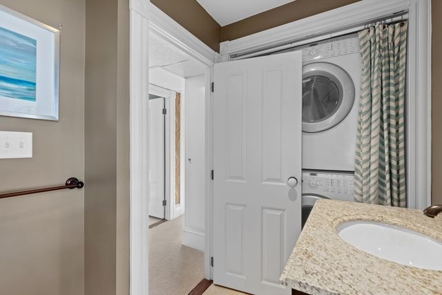 3 Massasoit St, Plymouth, MA 02360