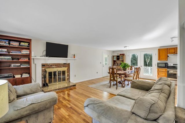 11 Dry Hollow Lane, Mashpee, MA 02649