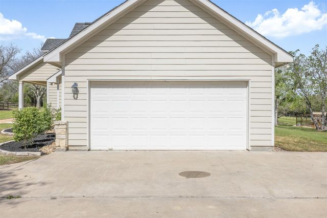 840 E Glenn Street, Bellville, TX 77418