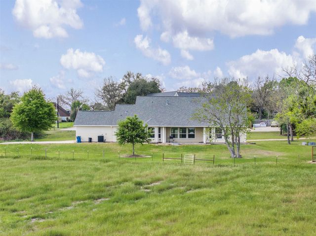 840 E Glenn Street, Bellville, TX 77418