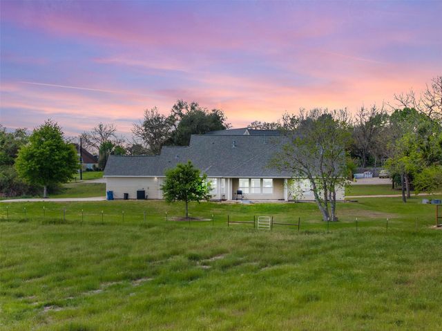 840 E Glenn Street, Bellville, TX 77418