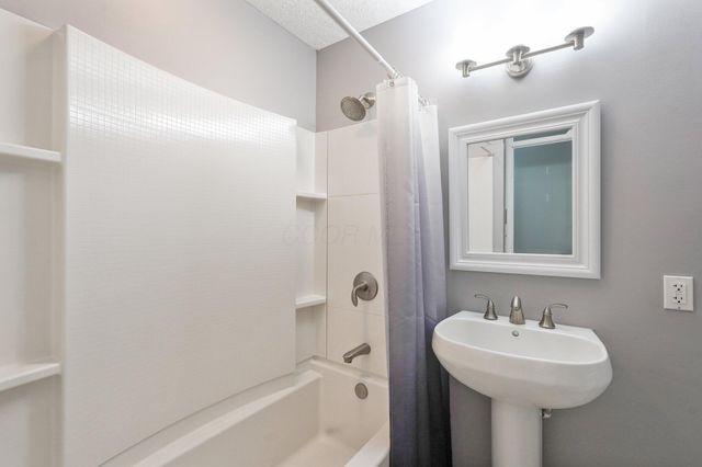 180 Riva Ridge Road SW, Pataskala, OH 43062