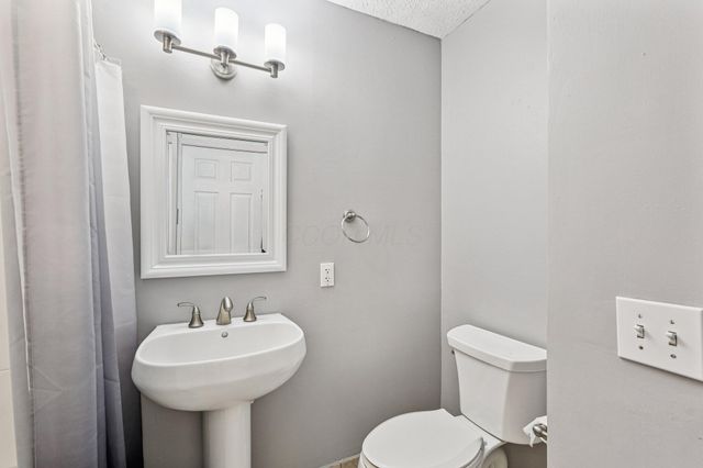 180 Riva Ridge Road SW, Pataskala, OH 43062