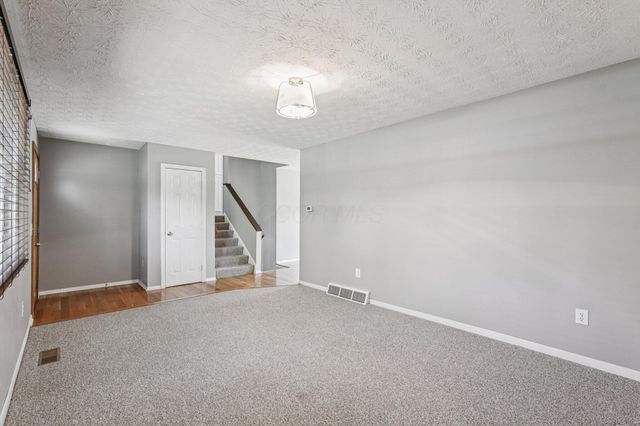 180 Riva Ridge Road SW, Pataskala, OH 43062