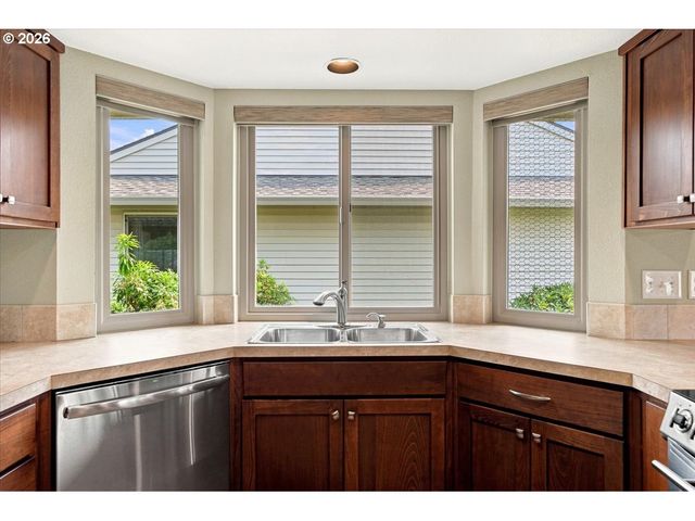 9480 Sw LAKESIDE Dr, Portland, OR 97224