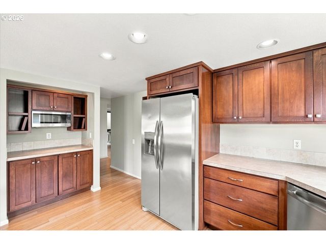 9480 Sw LAKESIDE Dr, Portland, OR 97224
