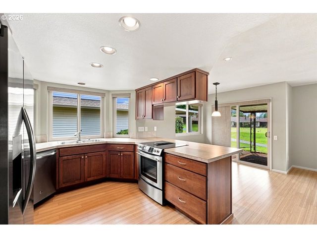 9480 Sw LAKESIDE Dr, Portland, OR 97224