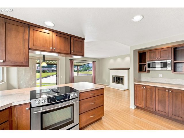 9480 Sw LAKESIDE Dr, Portland, OR 97224