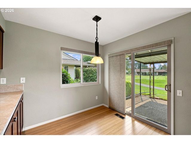 9480 Sw LAKESIDE Dr, Portland, OR 97224