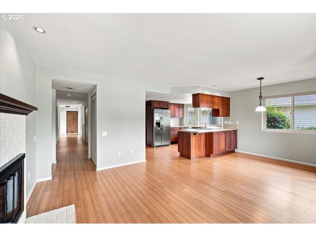 9480 Sw LAKESIDE Dr, Portland, OR 97224