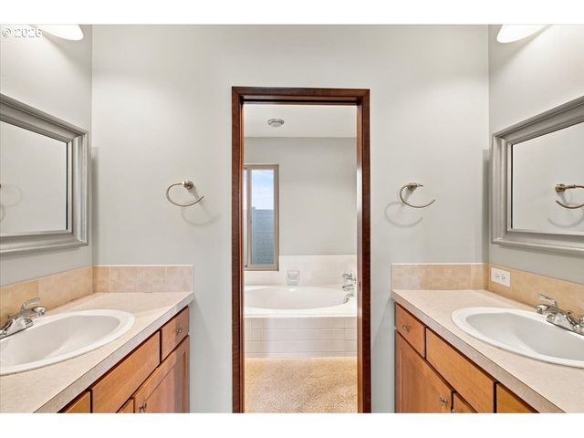 9480 Sw LAKESIDE Dr, Portland, OR 97224
