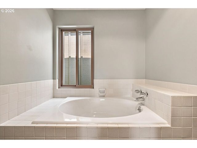 9480 Sw LAKESIDE Dr, Portland, OR 97224