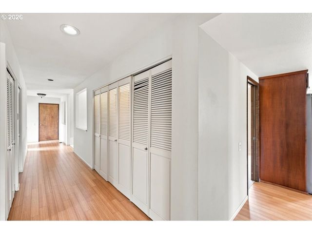 9480 Sw LAKESIDE Dr, Portland, OR 97224