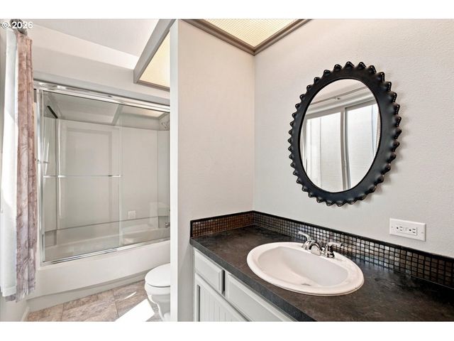 9480 Sw LAKESIDE Dr, Portland, OR 97224
