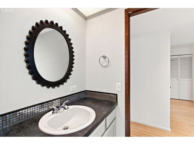 9480 Sw LAKESIDE Dr, Portland, OR 97224