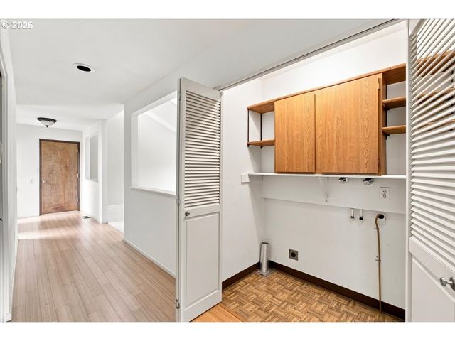 9480 Sw LAKESIDE Dr, Portland, OR 97224