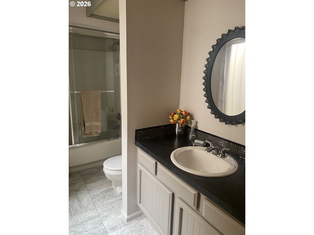 9480 Sw LAKESIDE Dr, Portland, OR 97224