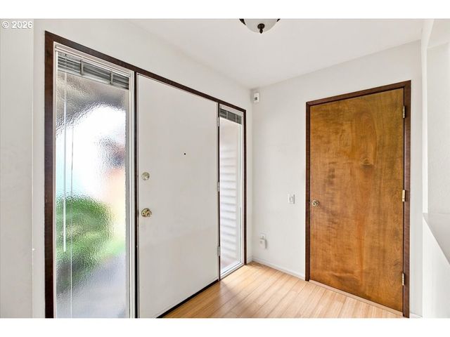 9480 Sw LAKESIDE Dr, Portland, OR 97224