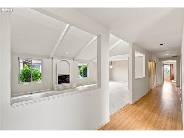9480 Sw LAKESIDE Dr, Portland, OR 97224