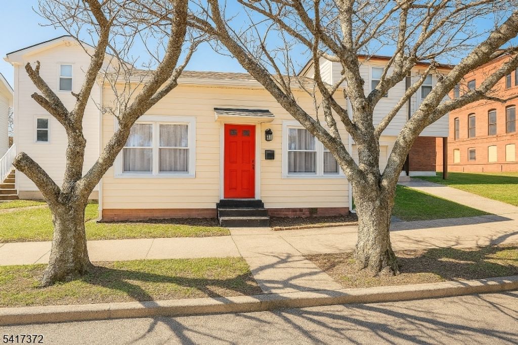 31 Kossuth St, Haledon Boro, NJ 07508