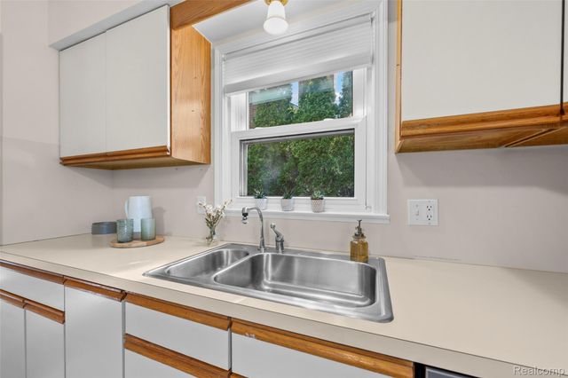 408 Orchard View Drive, Royal Oak, MI 48073