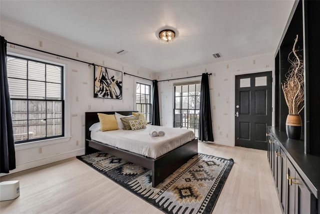 2707 Burlington Boulevard, Dallas, TX 75211