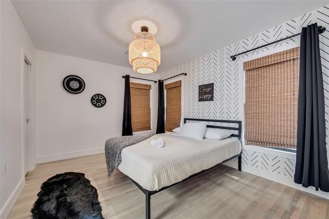 2707 Burlington Boulevard, Dallas, TX 75211