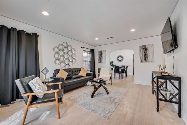 2707 Burlington Boulevard, Dallas, TX 75211