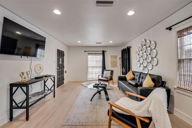 2707 Burlington Boulevard, Dallas, TX 75211