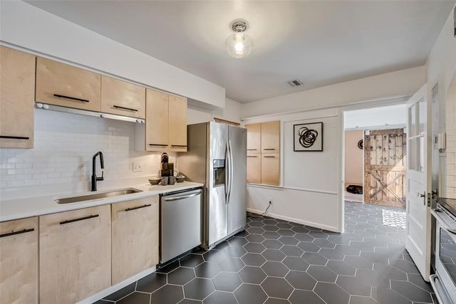 2707 Burlington Boulevard, Dallas, TX 75211