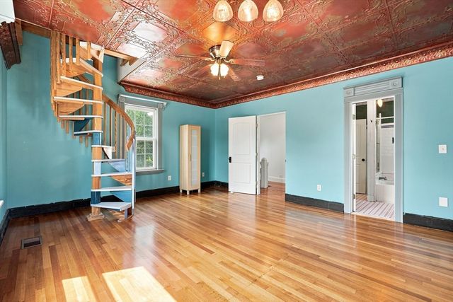 35 Day Ave, Northampton, MA 01060
