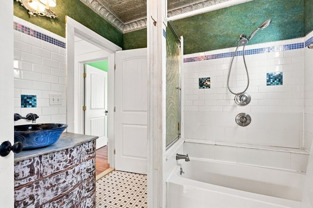 35 Day Ave, Northampton, MA 01060