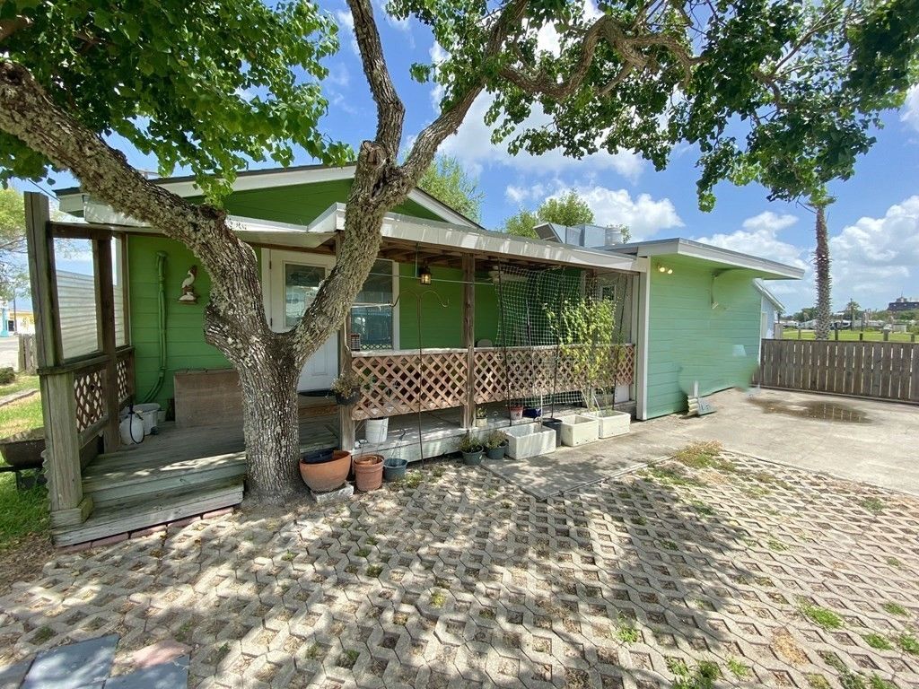 112 Palmetto Ave, Rockport, TX 78382 — exterior