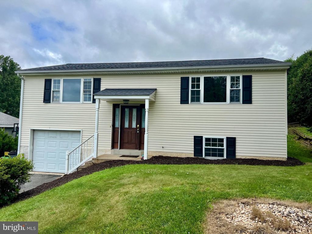 17 ELAINE DR, Boyertown, PA 19512