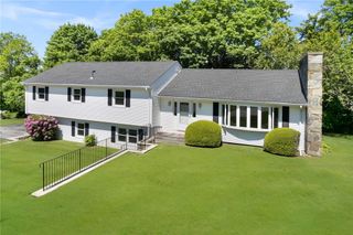 7 Westwood Drive, Portsmouth, RI 02871