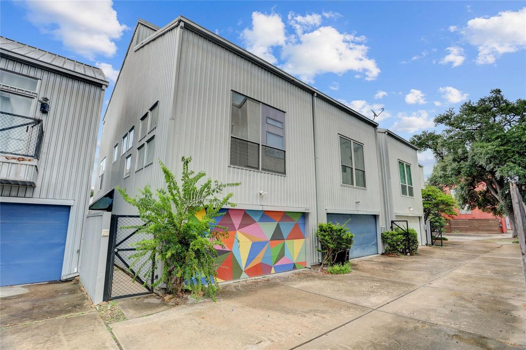 2720 Chenevert Street, Houston, TX 77004