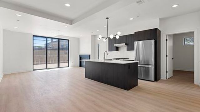 1801 W Grand Avenue 201, Chicago, IL 60622